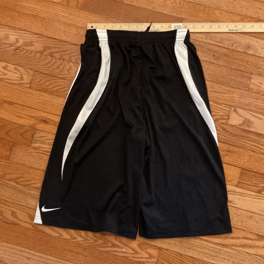 Nike boys XL shorts teen size (used) pockets and drawstrings - Picture 2 of 10